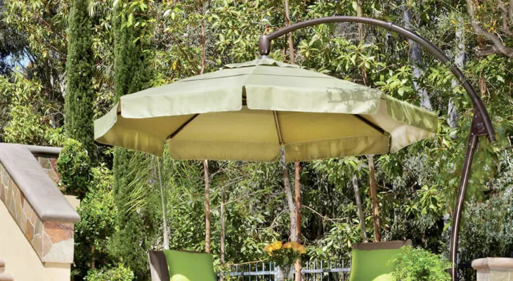 A valance style umbrella.